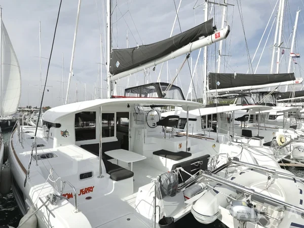 Lagoon 40 - Yacht Charter Sailica