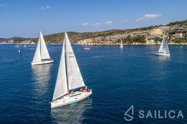 X 4-3 - Yacht Charter Sailica