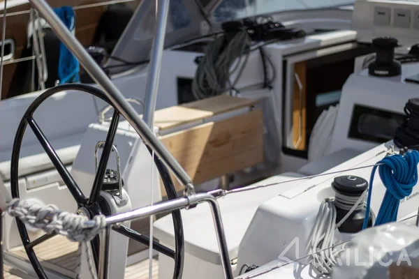 X 4-3 - Yacht Charter Sailica