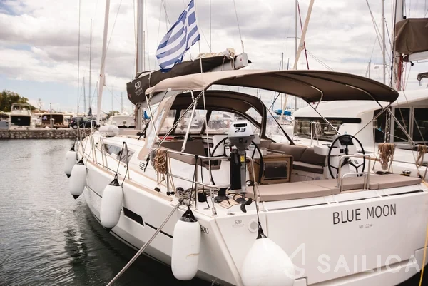 Dufour 520 GL - Yacht Charter Sailica
