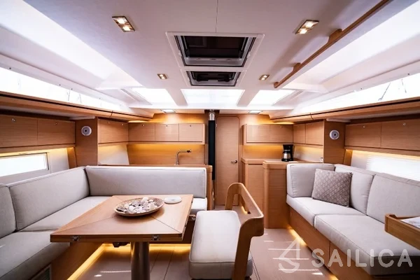 Dufour 520 GL - Yacht Charter Sailica