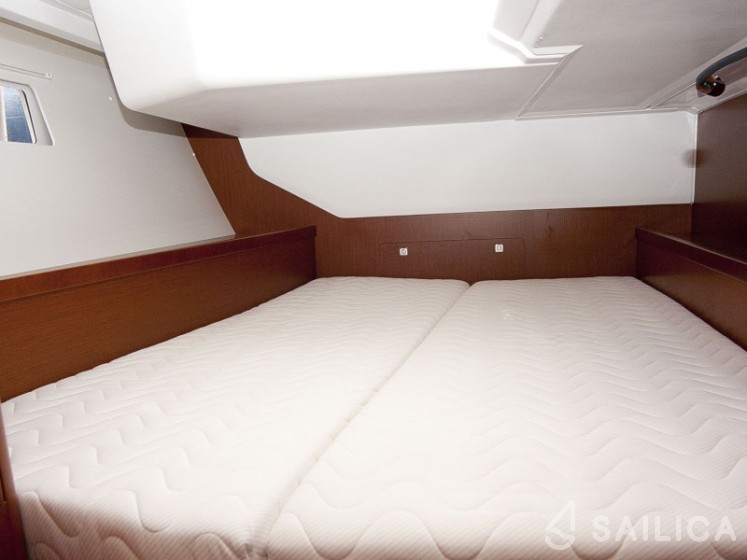 Oceanis 45 - Yacht Charter Sailica