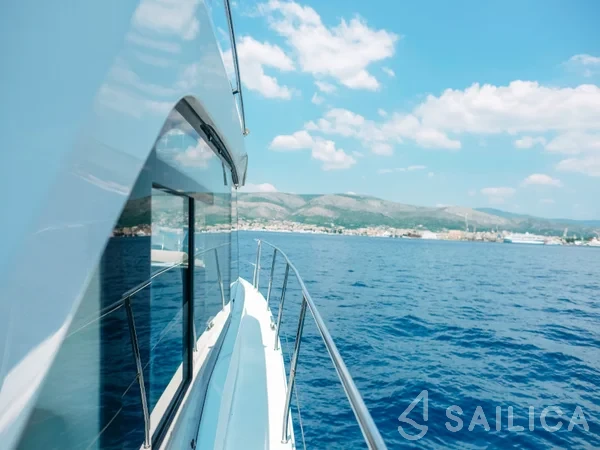 Bavaria E40 Fly - Yacht Charter Sailica