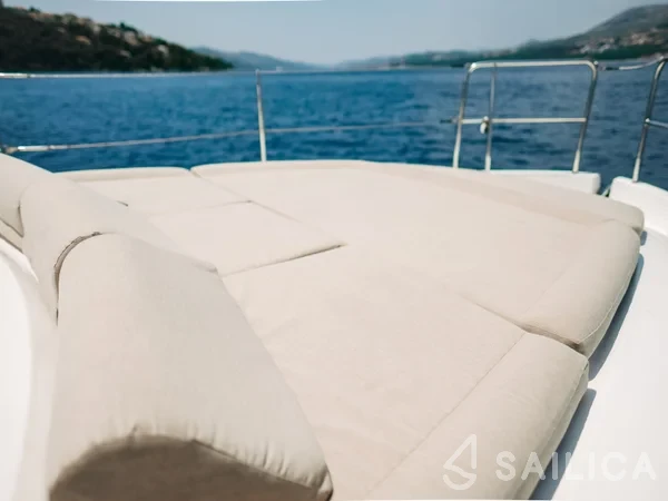 Bavaria E40 Fly - Yacht Charter Sailica