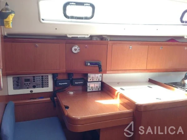 Oceanis 40 - Yacht Charter Sailica