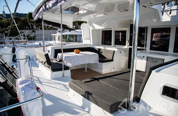 Lagoon 450  Flybridge - Yacht Charter Sailica
