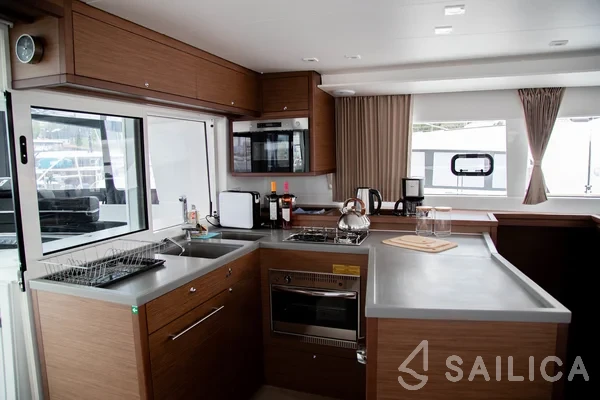 Lagoon 450  Flybridge - Yacht Charter Sailica