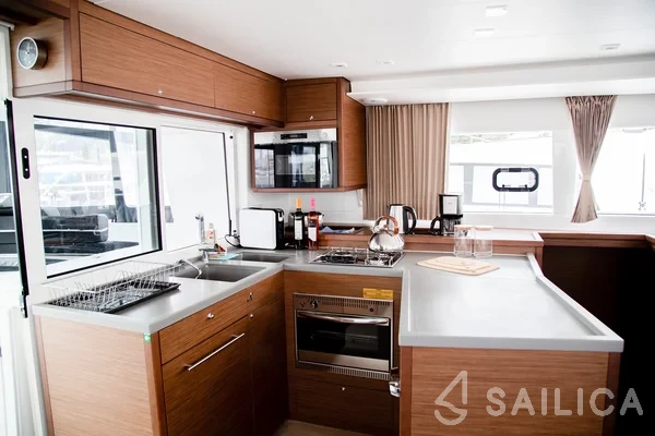 Lagoon 450  Flybridge - Yacht Charter Sailica