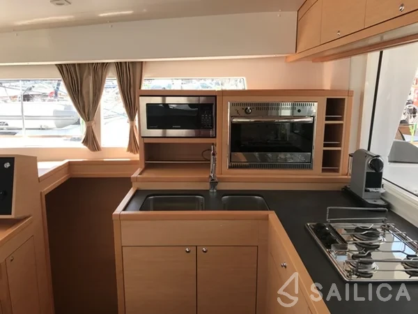 Lagoon 400 S2 - Yacht Charter Sailica