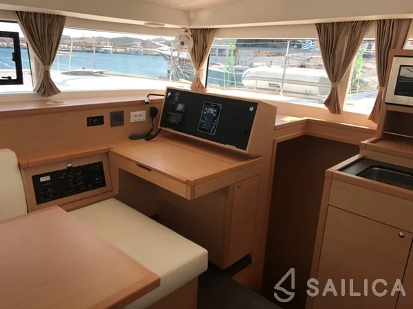 Lagoon 400 S2 - Yacht Charter Sailica