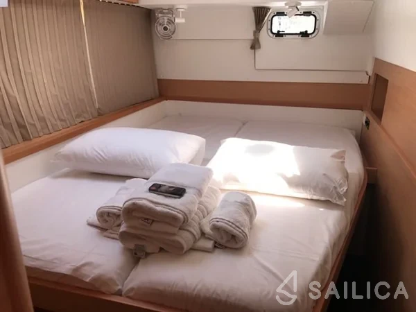 Lagoon 400 S2 - Yacht Charter Sailica