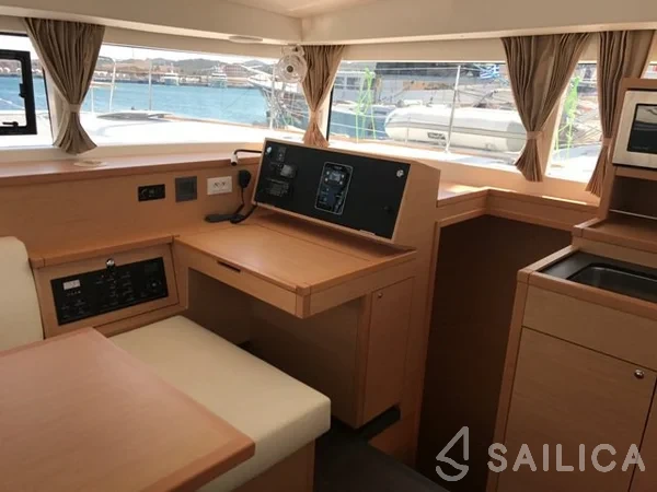 Lagoon 400 S2 - Yacht Charter Sailica