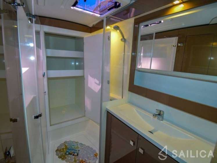 Lucia 40 - Yacht Charter Sailica