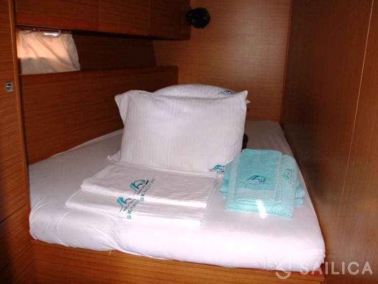 Jeanneau 53 - Yacht Charter Sailica
