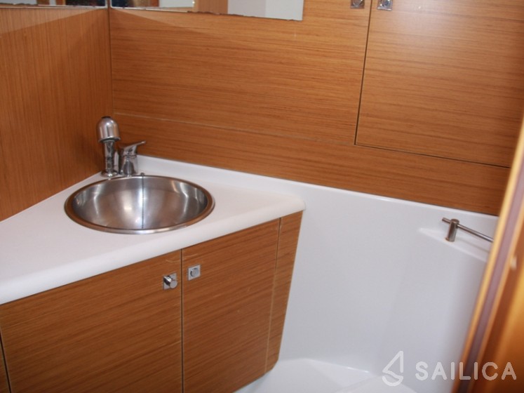 Jeanneau 53 - Yacht Charter Sailica