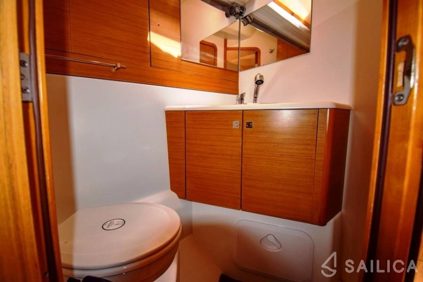 Jeanneau 53 - Yacht Charter Sailica