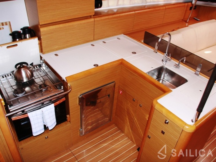 Jeanneau 53 - Yacht Charter Sailica