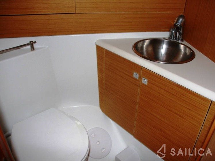 Jeanneau 53 - Yacht Charter Sailica