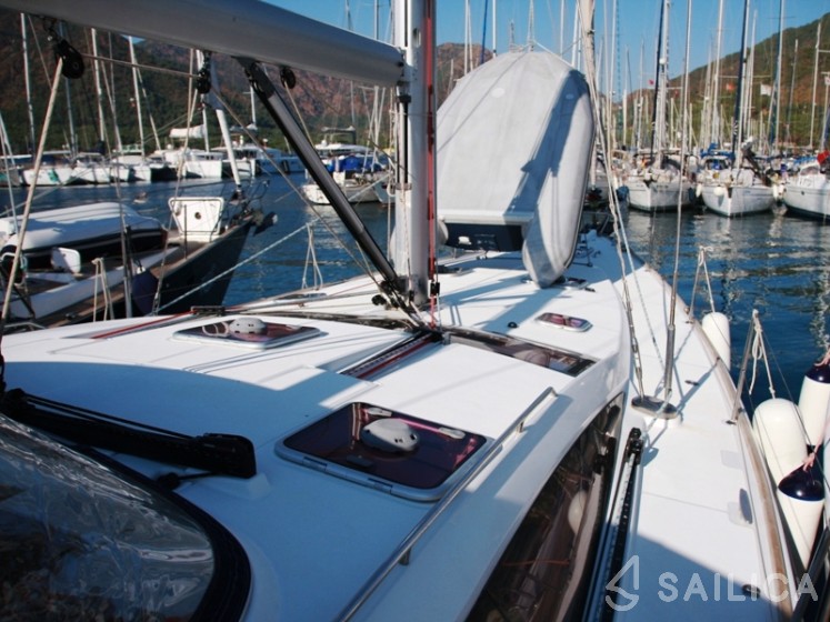 Jeanneau 53 - Yacht Charter Sailica