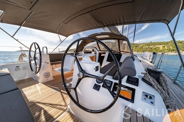 Dufour 520 GL - Yacht Charter Sailica