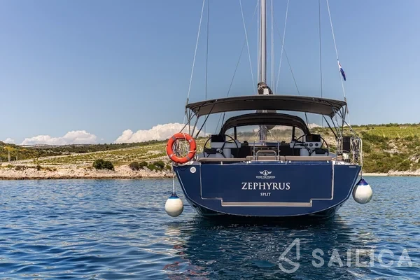 Dufour 520 GL - Yacht Charter Sailica