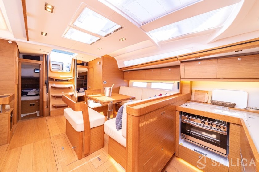 Dufour 520 GL - Yacht Charter Sailica