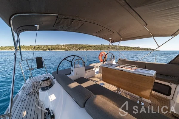 Dufour 520 GL - Yacht Charter Sailica