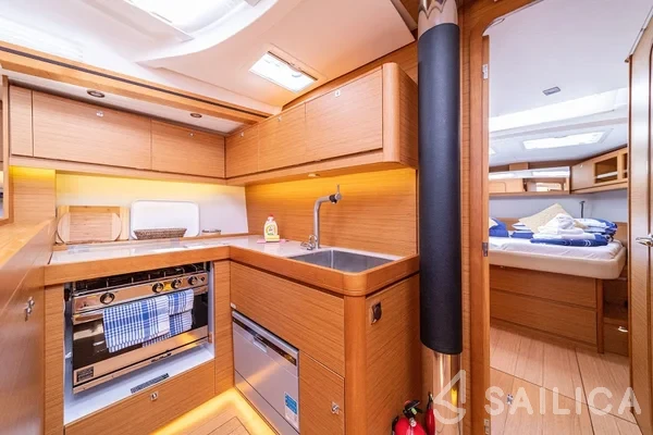 Dufour 520 GL - Yacht Charter Sailica