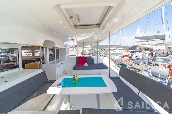 Lagoon 450  Flybridge - Yacht Charter Sailica
