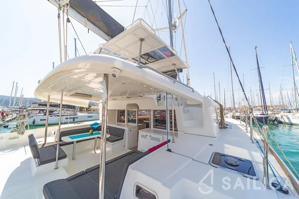 Lagoon 450  Flybridge - Yacht Charter Sailica