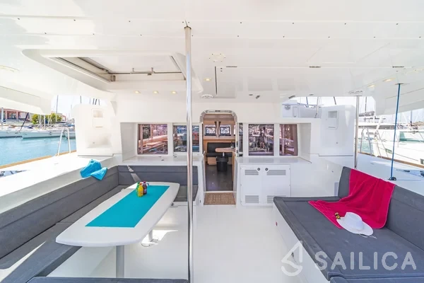 Lagoon 450  Flybridge - Yacht Charter Sailica