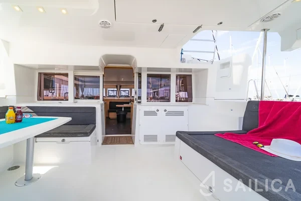 Lagoon 450  Flybridge - Yacht Charter Sailica
