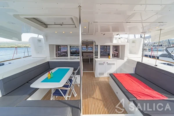 Lagoon 450  Flybridge - Yacht Charter Sailica