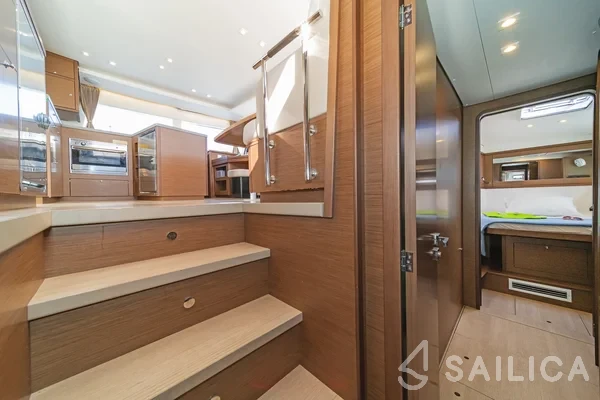 Lagoon 450  Flybridge - Yacht Charter Sailica