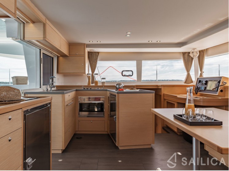 Lagoon 450  Flybridge - Yacht Charter Sailica