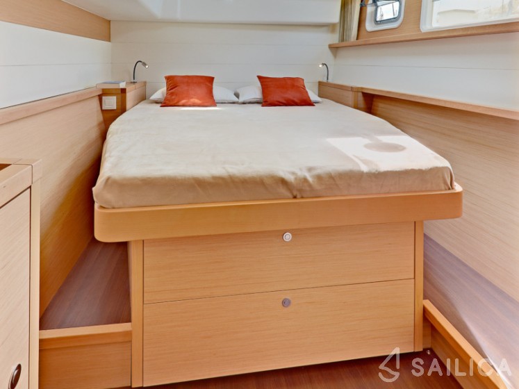 Lagoon 450  Flybridge - Yacht Charter Sailica