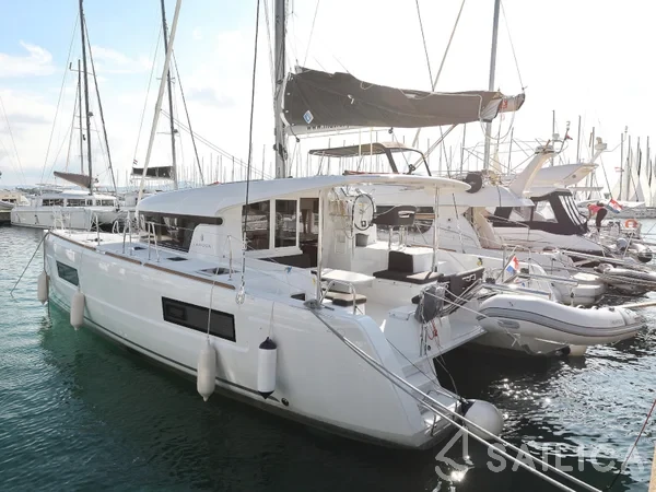 Lagoon 40 - Yacht Charter Sailica