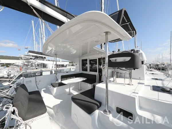 Lagoon 40 - Yacht Charter Sailica