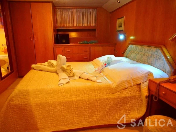 Perama Shipyards 102 - Yacht Charter Sailica