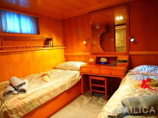 Perama Shipyards 102 - Yacht Charter Sailica