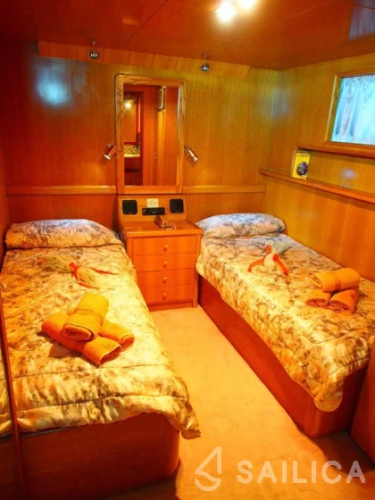 Perama Shipyards 102 - Yacht Charter Sailica