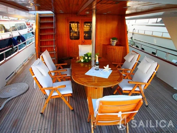 Perama Shipyards 102 - Yacht Charter Sailica