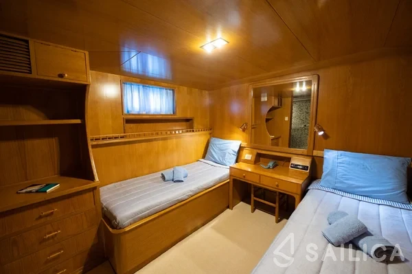 Perama Shipyards 102 - Yacht Charter Sailica