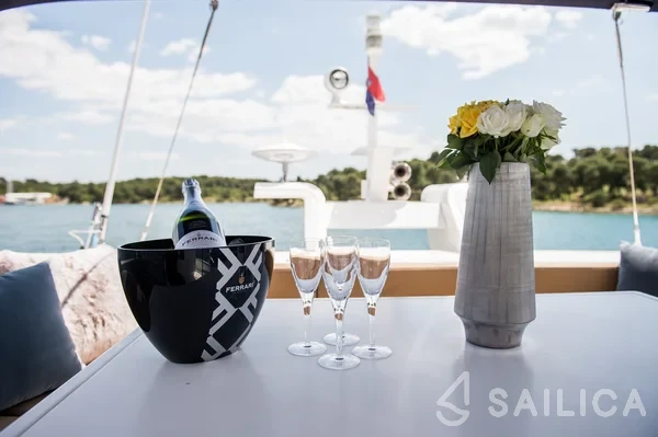 Fairline Squadron 42 - Yacht Charter Sailica