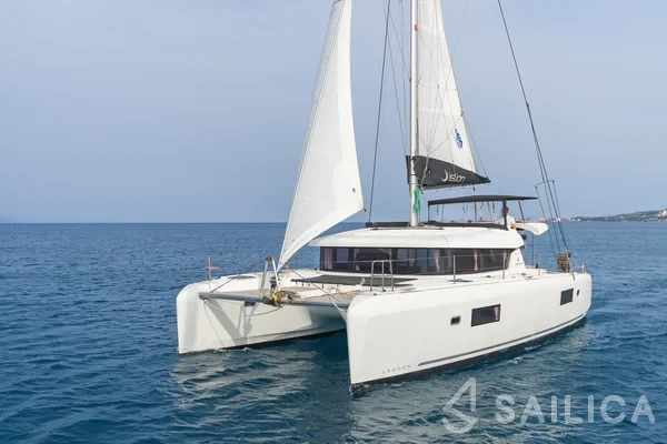 Lagoon 42 - Yacht Charter Sailica