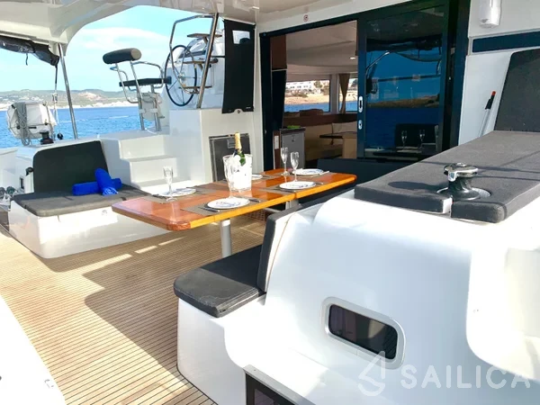 Lagoon 42 - Yacht Charter Sailica
