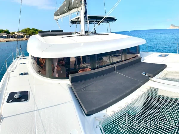 Lagoon 42 - Yacht Charter Sailica