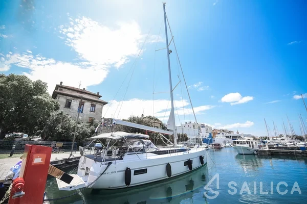 Bavaria C50 Style - 3 + 1 cab. - Yacht Charter Sailica