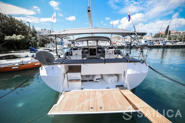 Bavaria C50 Style - 3 + 1 cab. - Yacht Charter Sailica