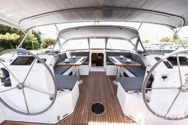 Bavaria C50 Style - 3 + 1 cab. - Yacht Charter Sailica